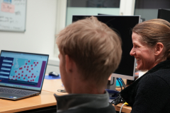 Interessierte Besuchende