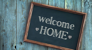 Schild mit Welcome Home als Aufschrift