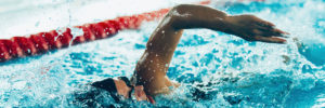 Leben A-Z_Sport_Kraulschwimmende Frau