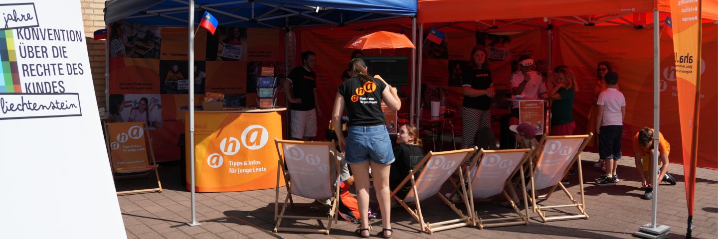 Blickfang in Orange: Der aha-Stand in der Jugendzone war nicht zu übersehen – ein Ort zum Mitreden, Mitspielen und Mitgestalten.