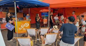 Volles Haus, gute Stimmung: Trotz Hitze gut besucht &ndash; der aha-Stand bot von Mittag bis Abend interaktive Erlebnisse f&uuml;r junge Leute.